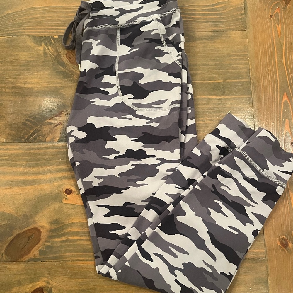 Zyia Camo Joggers size small
